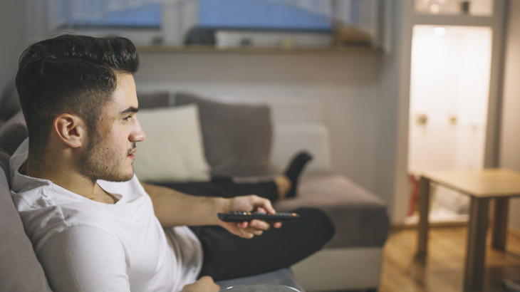 YouTube para aliviar o estresse e ansiedade homem assistindo tv